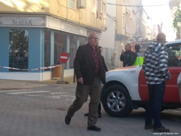 el alcalde de denia en las inmediaciones del incendio