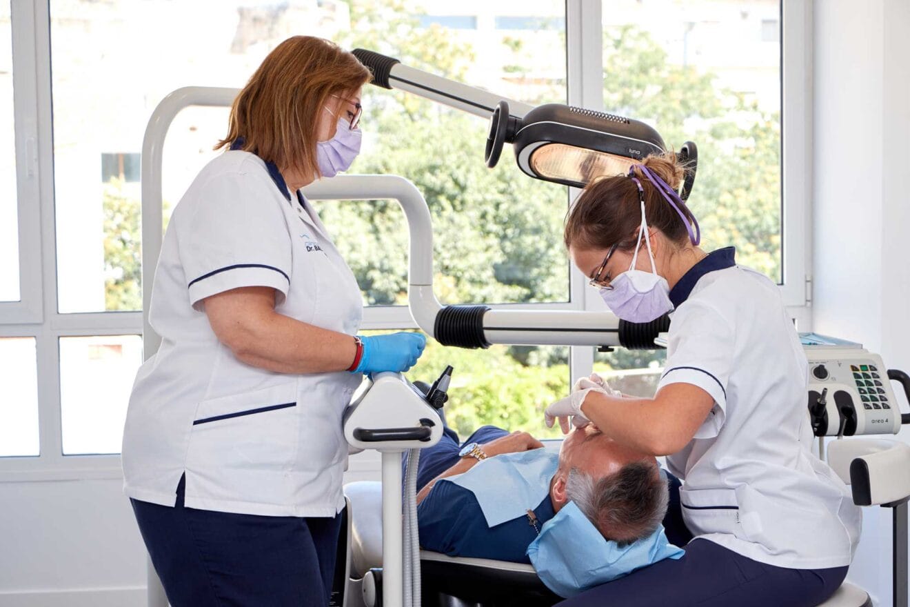 Expertos en implantología dental