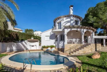 fachada de la casa aguila rent a villa