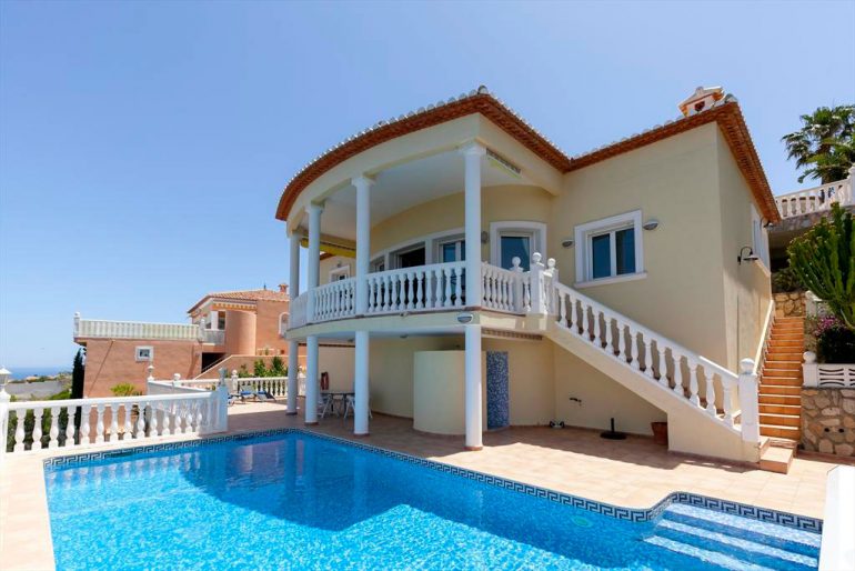 Fachada y piscina Quality Rent a Villa