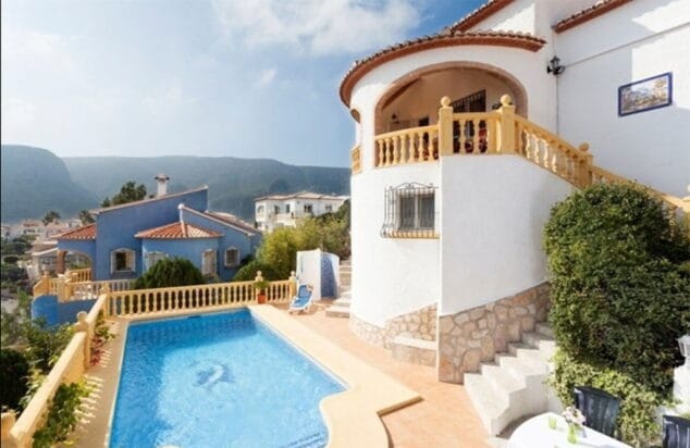 fachada y piscina vacation villas