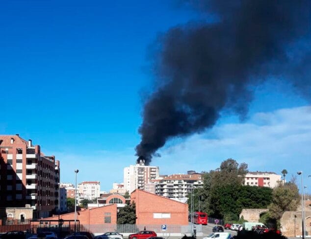 El incendio en un ático en Marqués de Campo genera una gran columna de humo y obliga a desalojar a los vecinos 5 humo