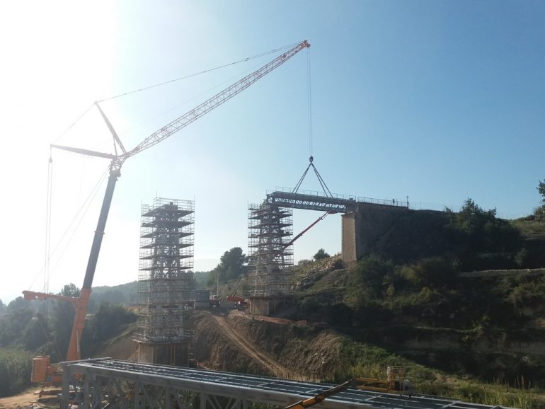 Instalación de la nueva plataforma del pont del Quisi de Benissa