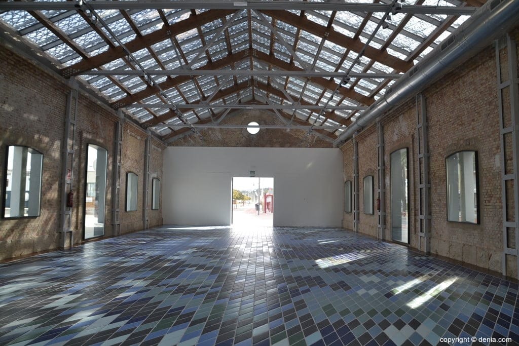 interior renovado de la antigua lonja de denia