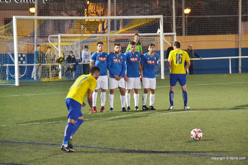 javi lanzando una falta