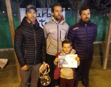 joven tenista del ct denia con su trofeo