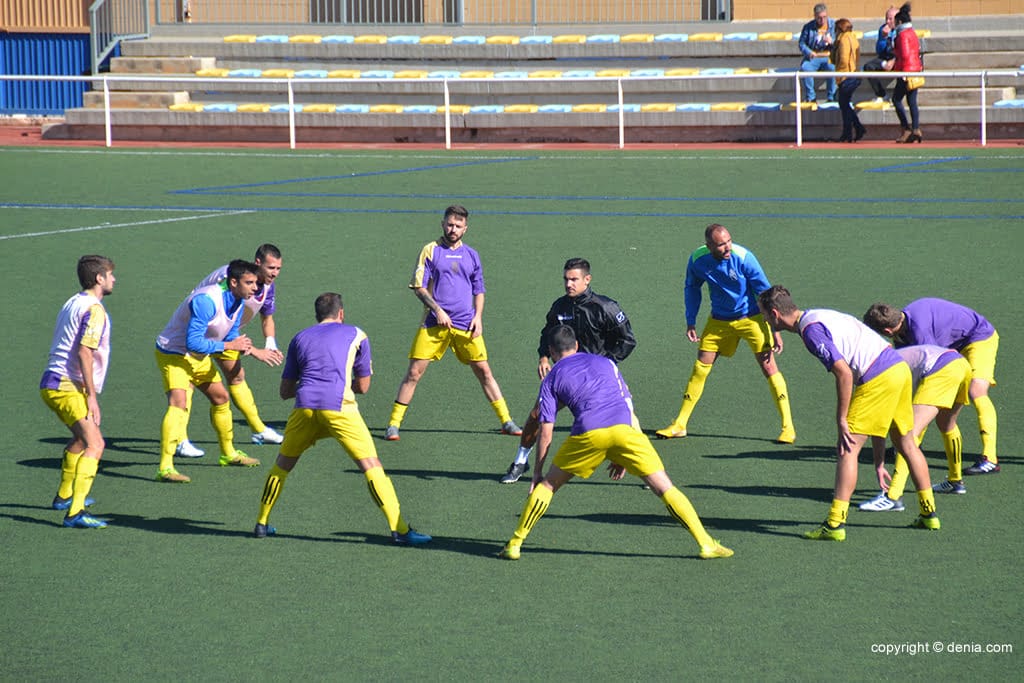 jugadores del cd denia calentando antes de un partido