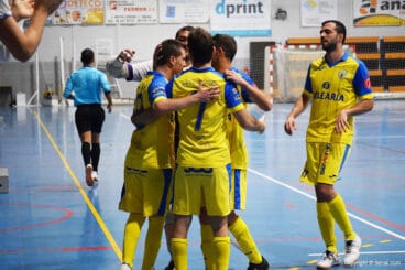 jugadores del cfs mar denia celebrando un gol