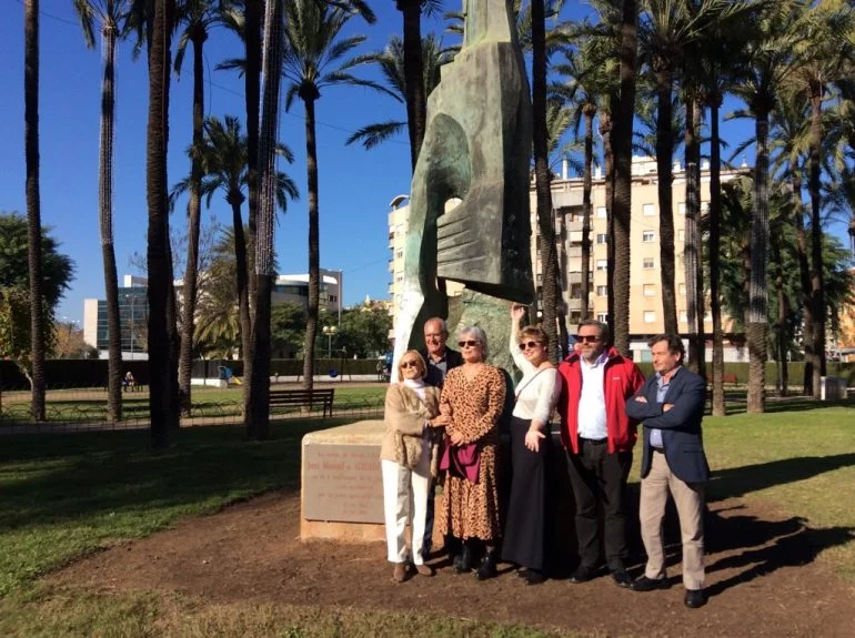The family of Alberdi pays homage to the sculptor in Dénia