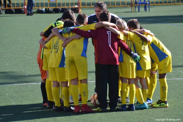 llorenc molina con sus chicos del alevin de la fb denia