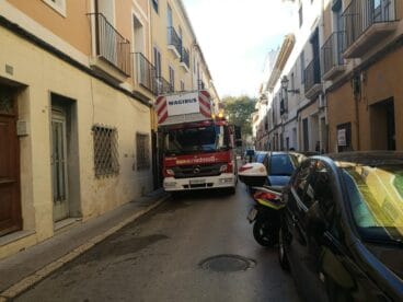 Los bomberos actuan en la calle Pare Pere de Dénia