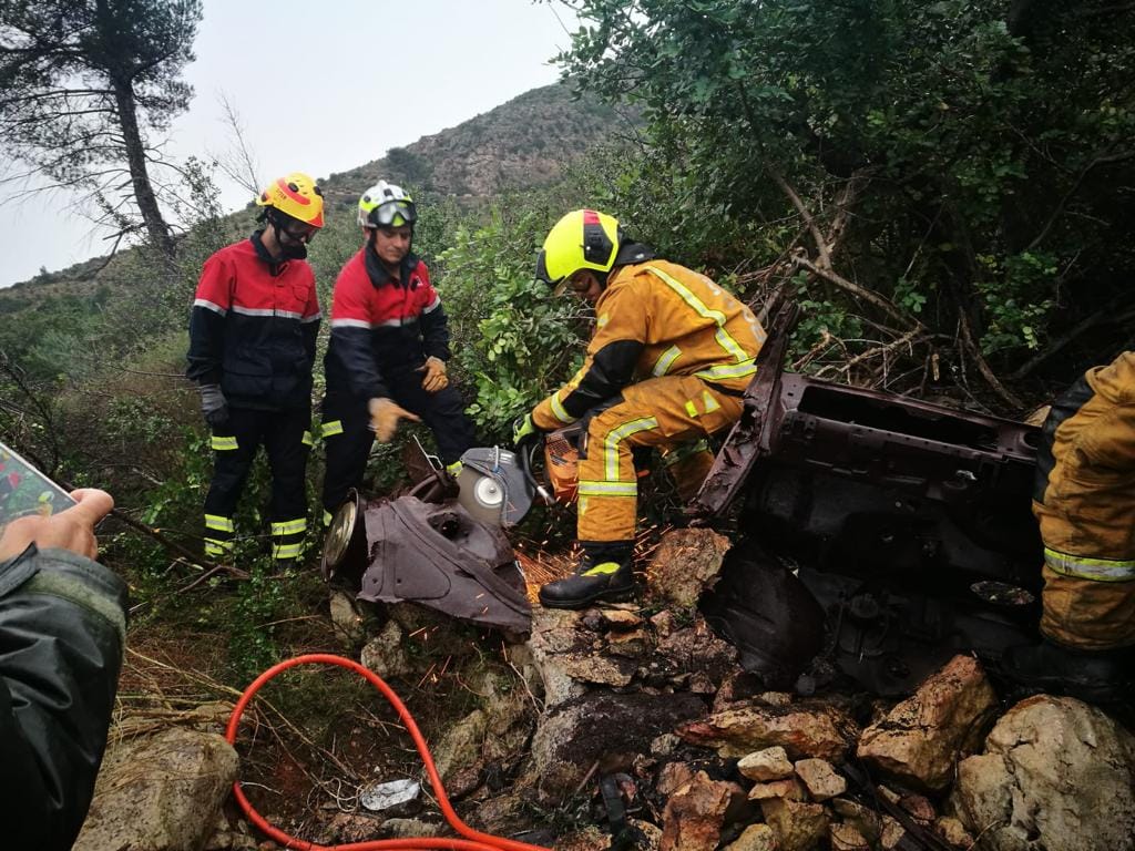 los bomberos retiran un vehiculo del montgo