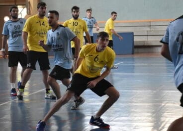 los dianenses en plena defensa ante un ataque vilero