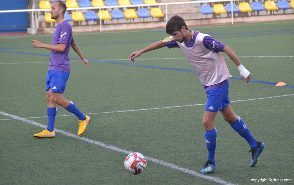 El CD Dénia quiere despedir el año con un triunfo ante L'Olleria CF 1 mateo y panucci calentando antes de un partido