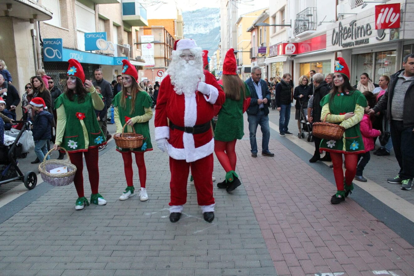 Papa Noel con sus elfos