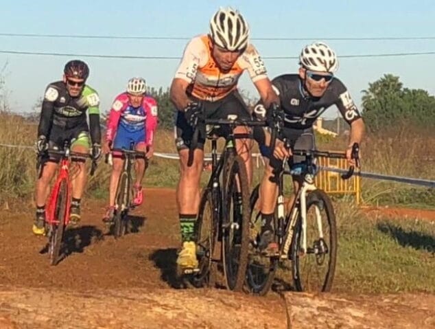 participantes en el ciclocross de la xara