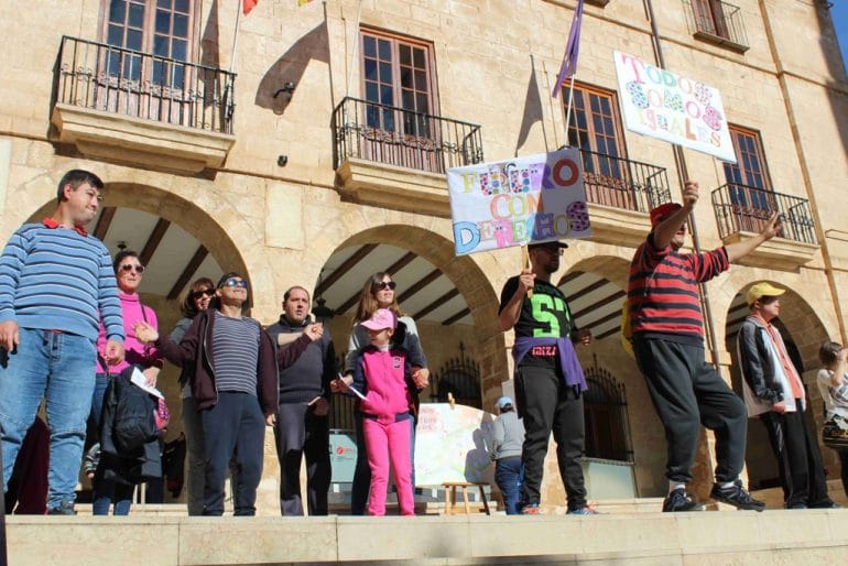 Personas con diversidad funcional en el acto celebrado en Dénia