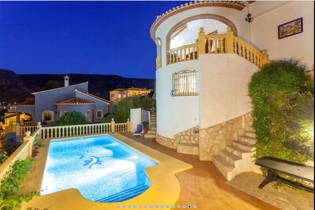 piscina y fachada noche vacation villas