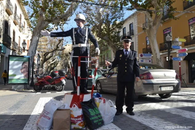 recogida solidaria de alimentos de la policia local