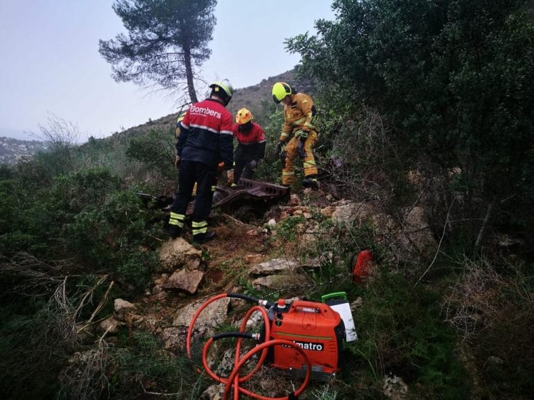 Retirada de un vehículo en el Montgó