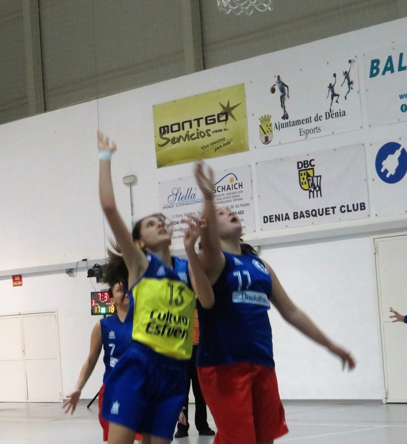 Senior del Dénia Básquet reboteando