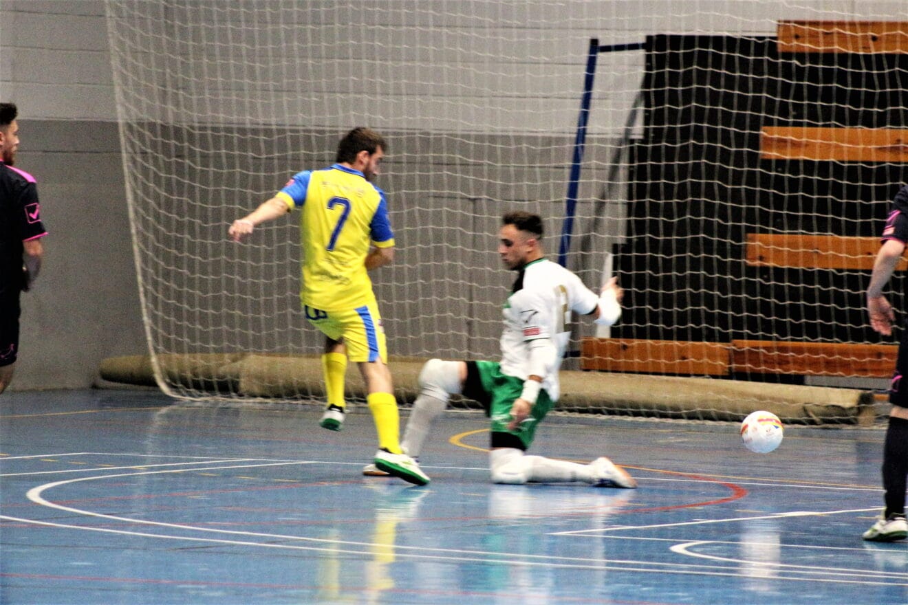 Toni Tent consiguiendo el primer gol de la tarde