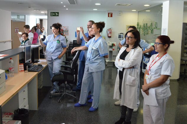 trabajadores del hospital durante la actuacion