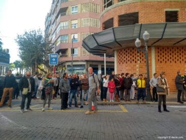 Vecinos mirando las labores de extinción del incendio