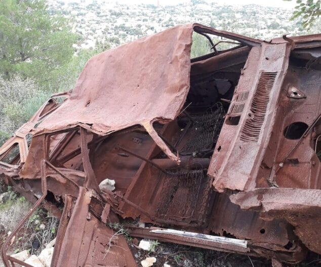 vehiculo abandonado en el montgo