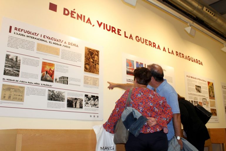Visitantes en la exposición sobre la guerra civil en Dénia
