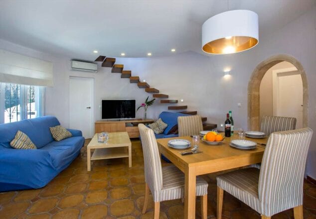 zona de estar de la casa aguila rent a villa