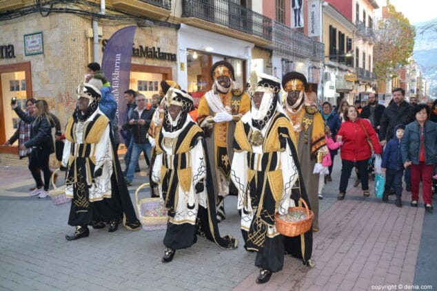 01 visita de los carteros reales a denia 2019 desfile de los carteros