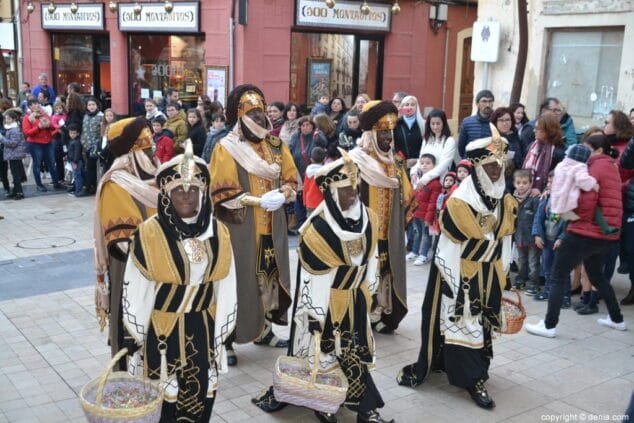 04 visita de los carteros reales a denia 2019 llegada al ayuntamiento