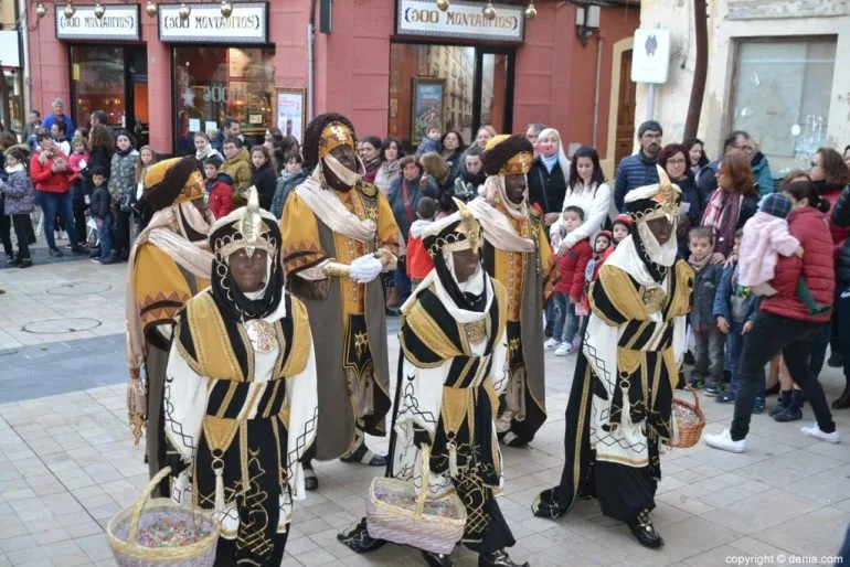 04 Visita de los Carteros Reales a Dénia 2019 - Llegada al Ayuntamiento