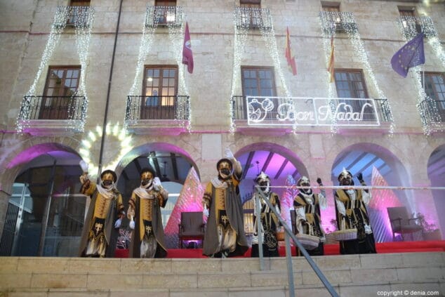 05 visita de los carteros reales a denia 2019 los carteros en el ayuntamiento