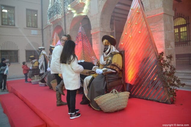 07 visita de los carteros reales a denia 2019 ninas entregando sus cartas