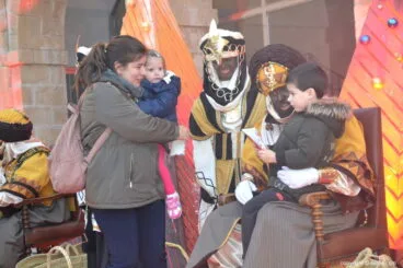08 Visita de los Carteros Reales a Dénia 2019 – Hablando con el cartero
