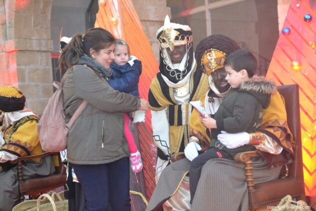 08 visita de los carteros reales a denia 2019 hablando con el cartero