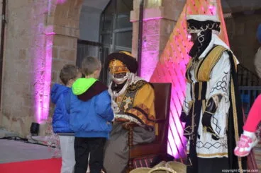 09 Visita de los Carteros Reales a Dénia 2019 – Hablando con el cartero
