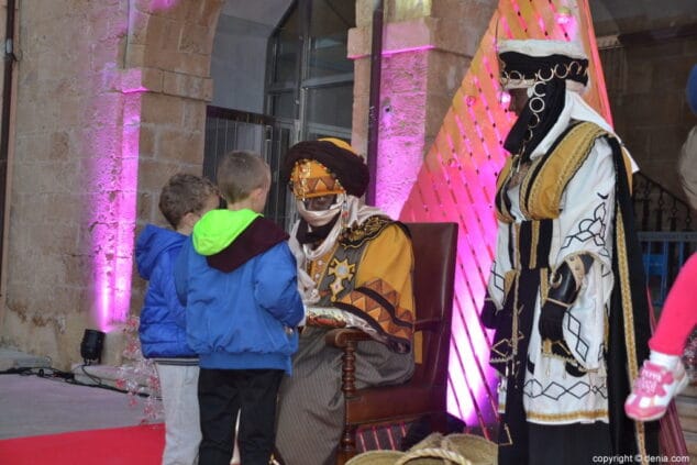 09 visita de los carteros reales a denia 2019 hablando con el cartero