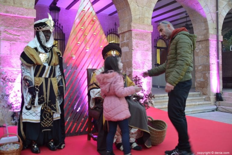 10 Visita de los Carteros Reales a Dénia 2019 - Entregas de cartas