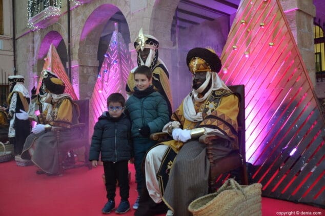 11 visita de los carteros reales a denia 2019 entrega de carta