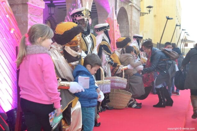 13 visita de los carteros reales a denia 2019 ninos y ninas