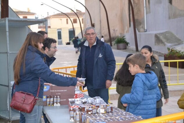 14 visita de los carteros reales a denia 2019 reparto de merienda