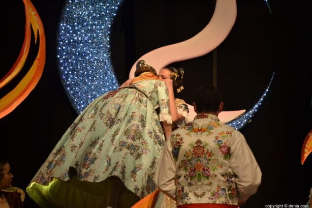 33 presentacion oeste 2019 abrazo entre hermanas