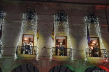 Cabalgata Reyes Magos Dénia 2019 – Los reyes en el balcón del Ayuntamiento