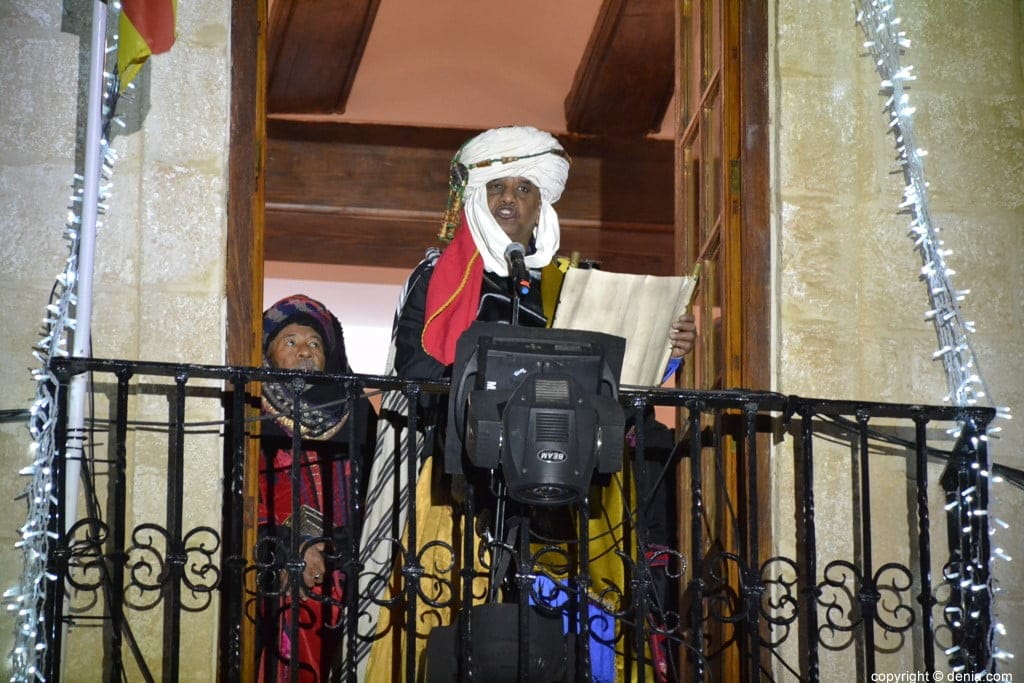 63 cabalgata reyes magos denia 2019 baltasar desde el balcon