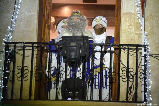 64 cabalgata reyes magos denia 2019 melchor desde el balcon