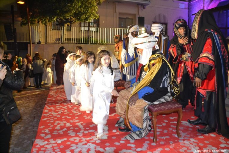 Cabalgata Reyes Magos Dénia 2019 - Los Reyes saludando a los niños