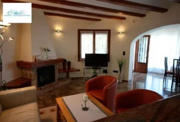 Amplia sala de estar en la Villa de Stella Inmo Consulting